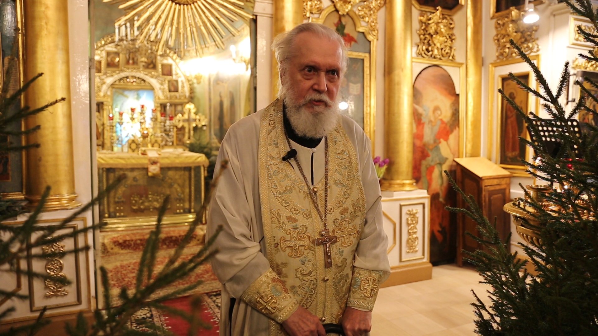 Отец Леонид Ролдугин произносит проповедь
