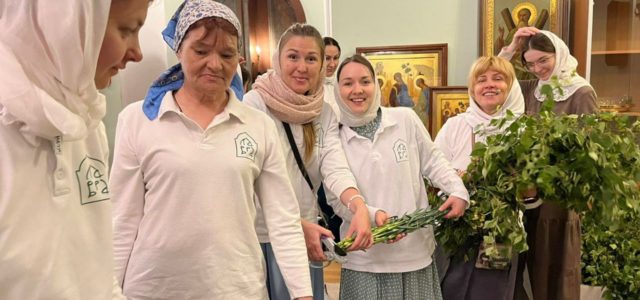 Перед празднованием Дня Святой Троицы наша молодежь побывала волонтерами в Свято-Троицкой Сергиевой Лавре