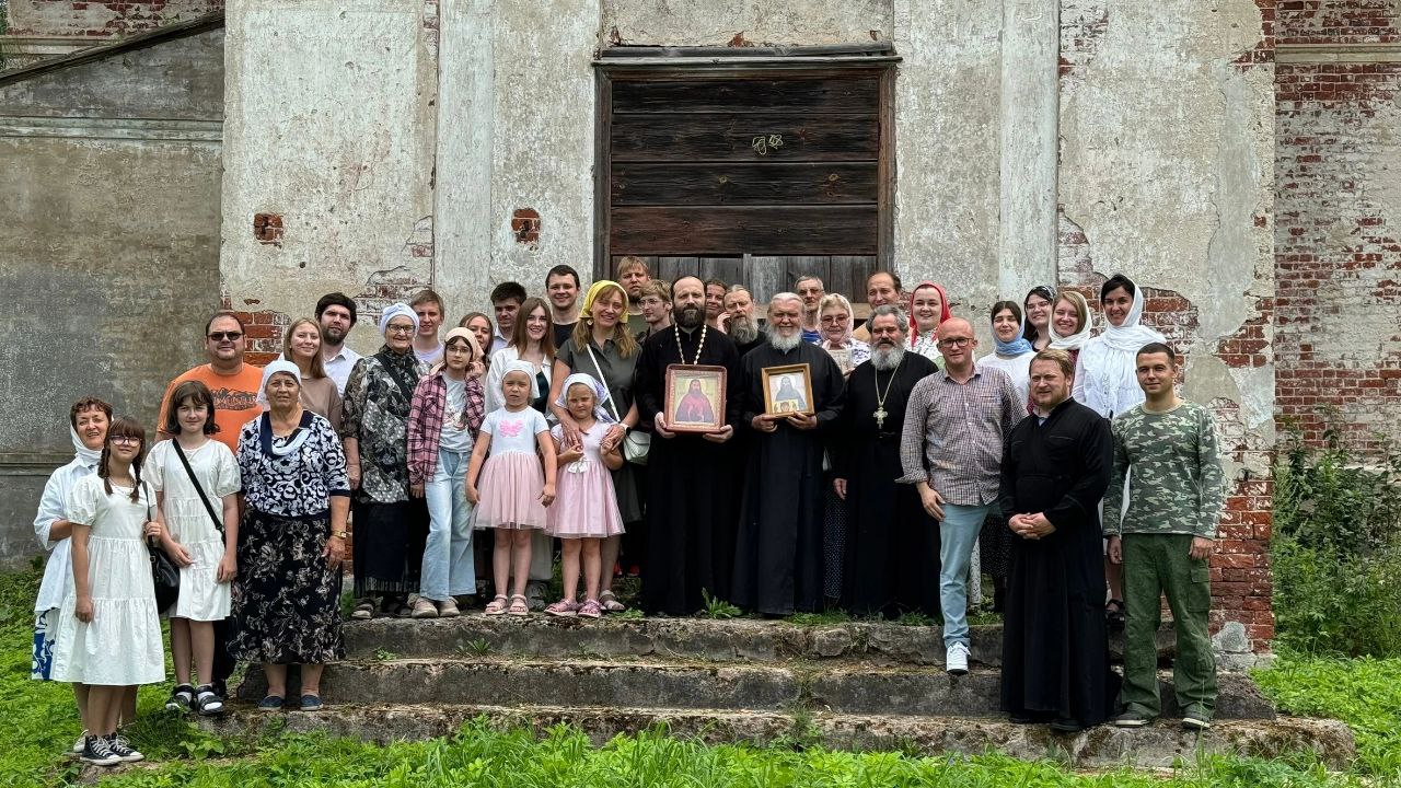 Молодежь храма Рождества Христова в Измайлове в Спасо-Преображенской церкви с. Лосево