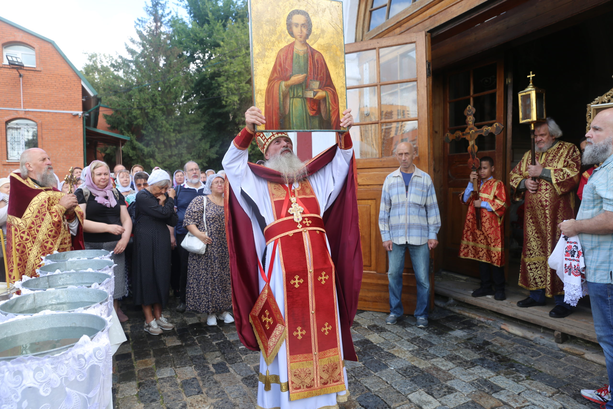 День памяти святого великомученика и целителя Пантелеимона