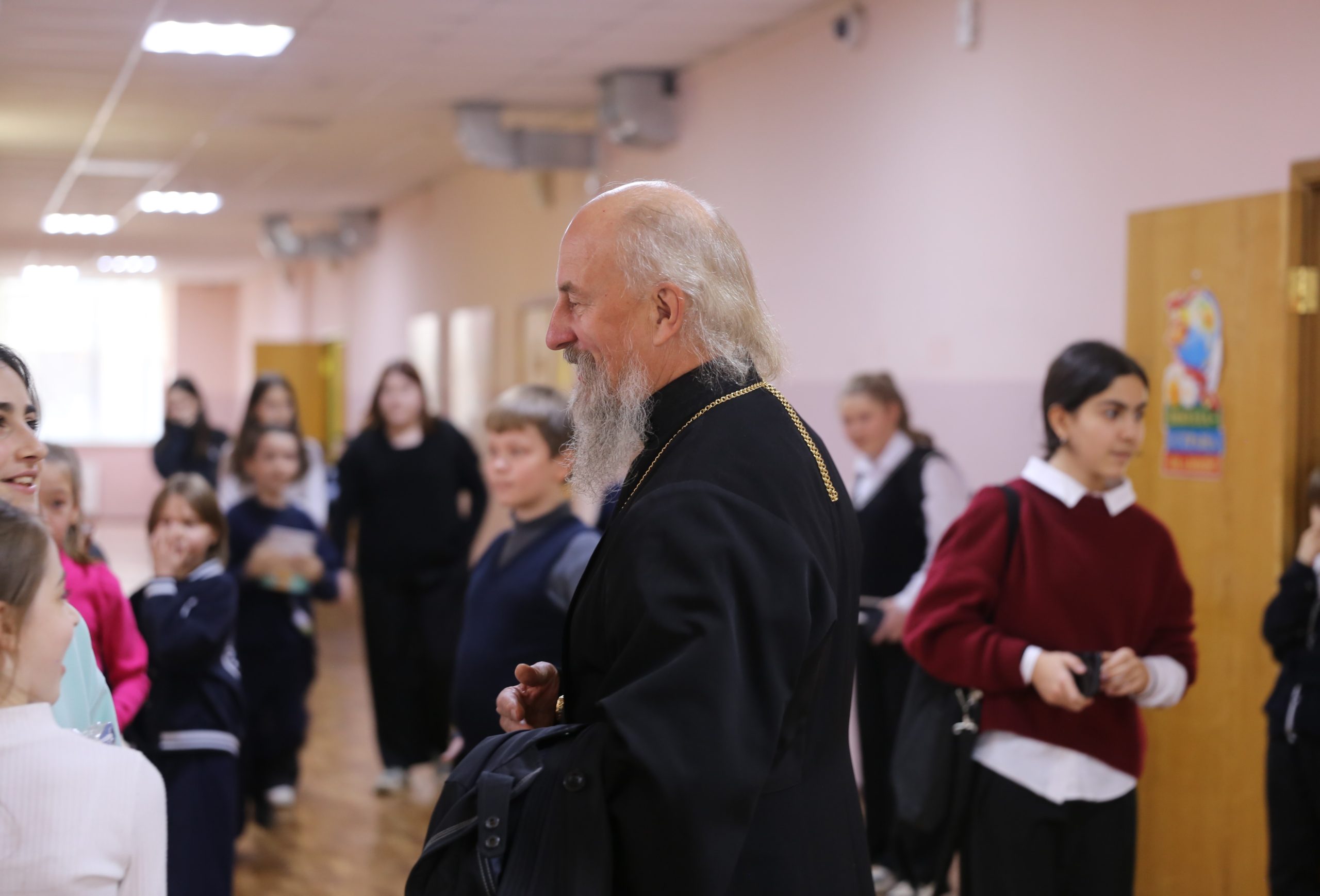 13 ноября клирик храма Рождества Христова в Измайлове протоиерей Евгений Зуев провел занятие для четвероклассников общеобразовательной школы 1290. Отец Евгений рассказал ребятам о праздниках Благовещения Пресвятой Богородицы и Рождества Христова, а также побеседовал с детьми о понятиях праведности и греха, о добре, скромности, целомудрии, послушании и других добродетелях. После занятия дети дружной стайкой окружили батюшку, задавая ему свои вопросы. Общение со школьниками на этом не закончилось: пока отец Евгений шел по школьному коридору к выходу, вокруг него образовалась большая группа ребят из других классов, которые тоже хотели пообщаться с батюшкой, и он никого не обделил вниманием и теплом. Дети очень просили отца Евгения придти на уроки и к ним. Храм Рождества Христова в Измайлове сердечно благодарит школу 1290 за заботу о духовно-нравственном развитии детей и гостеприимство. Надеемся, что Господь благословит и соработничество в деле воспитания подрастающего поколения будет продолжено.
